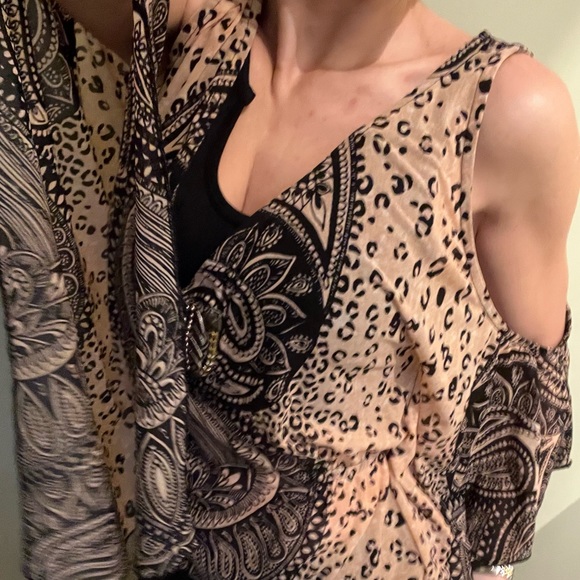 Bebe Cold shoulder flowy blouse - Picture 4 of 15